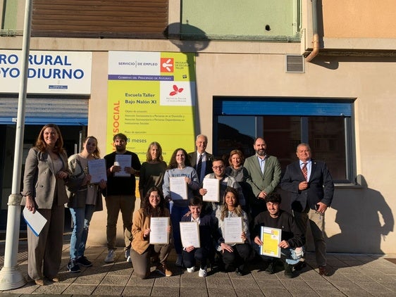 Los alumnos con sus diplomas a las puertas del centro.