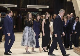 La Princesa Leonor, la Reina Letizia, la Infanta Sofía y el Rey Felipe VI, a su llegada al recital del Auditorio Príncipe Felipe.