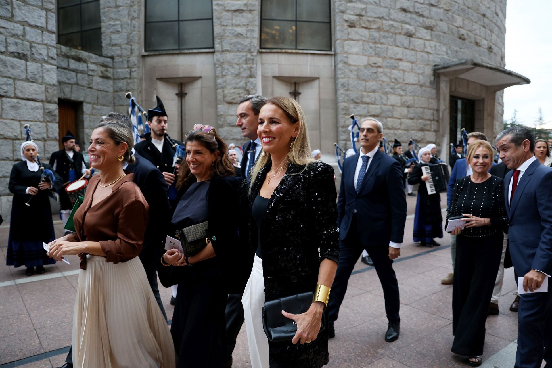 Elegancia y sobriedad entre los invitados al concierto previo a los Premios Princesa de Asturias