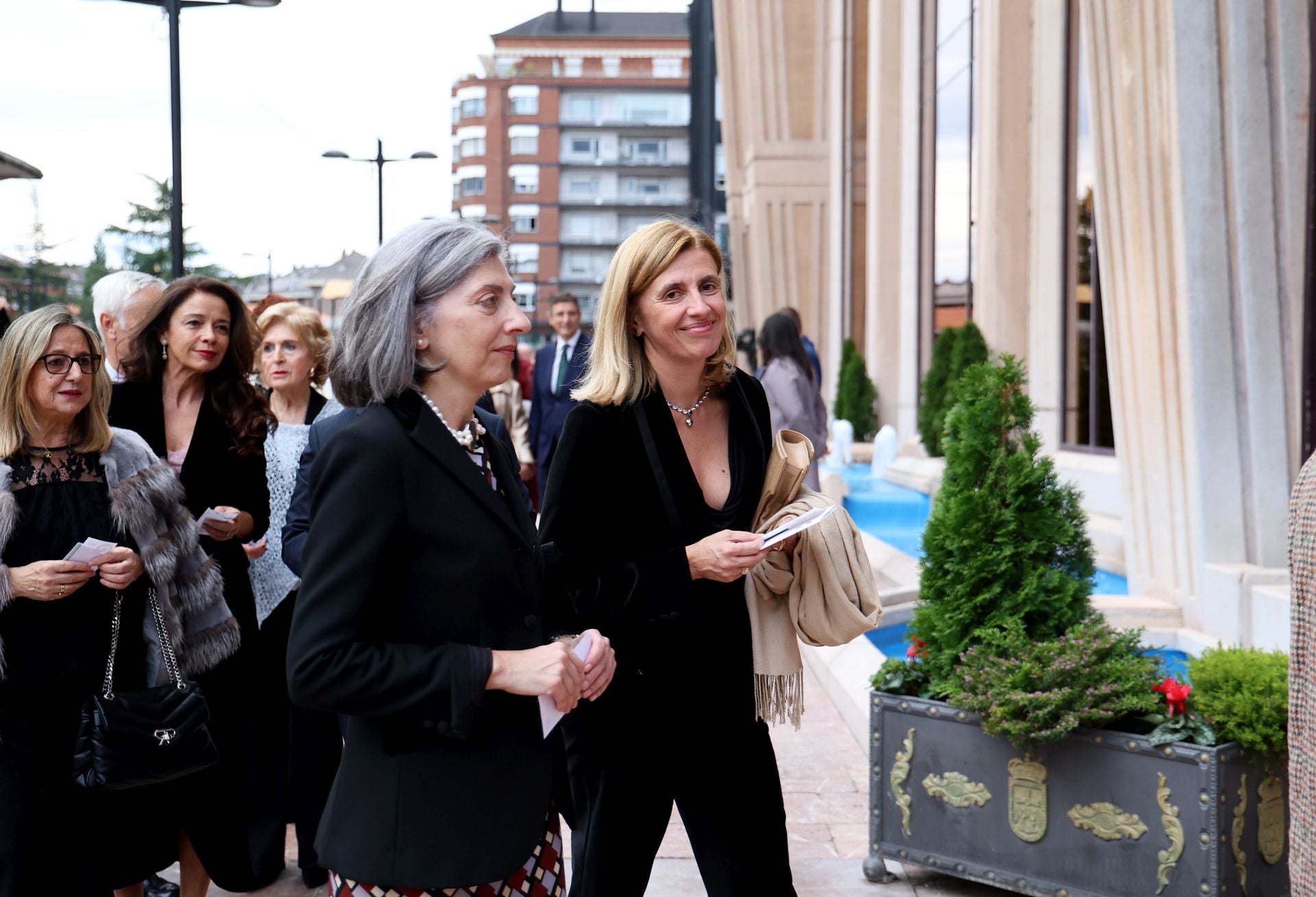 Elegancia y sobriedad entre los invitados al concierto previo a los Premios Princesa de Asturias