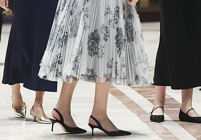 Detalle de los zapatos de doña Letizia (dorados), la Princesa Leonor (salones negros) y la infanta Sofía (bailarinas).