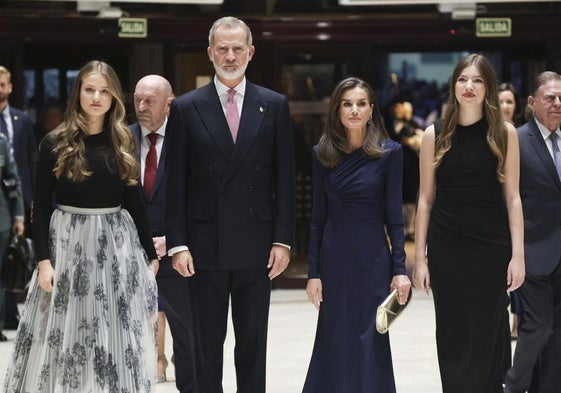 La Princesa Leonor, el Rey Felipe, doña Letizia y la infanta Sofía, en el Auditorio de Oviedo.