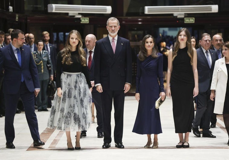 La Princesa Leonor, el Rey Felipe, doña Letizia y la infanta Sofía, en el Auditorio de Oviedo.