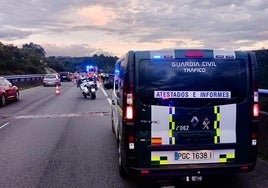 La Guardia Civil, en el lugar donde se produjo el accidente.