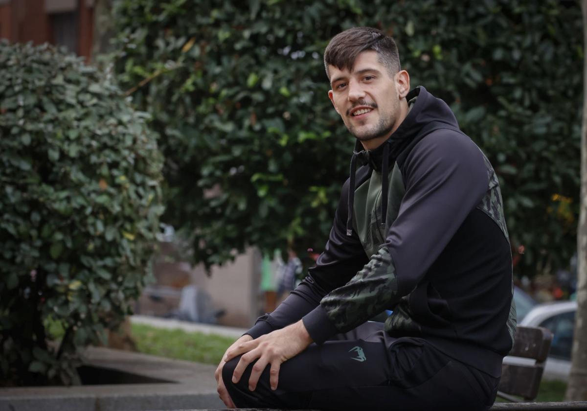 Joel Álvarez, en un parque de Gijón, durante una entrevista con EL COMERCIO.