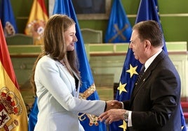 La Princesa Leonor recibe el bastón de mando del Ayuntamiento de Oviedo.