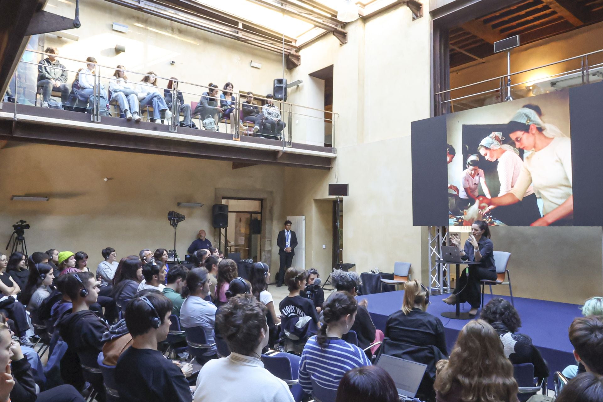 El encuentro de la Agencia Magnum con alumnos de la Escuela Superior de Arte del Principado, en imágenes