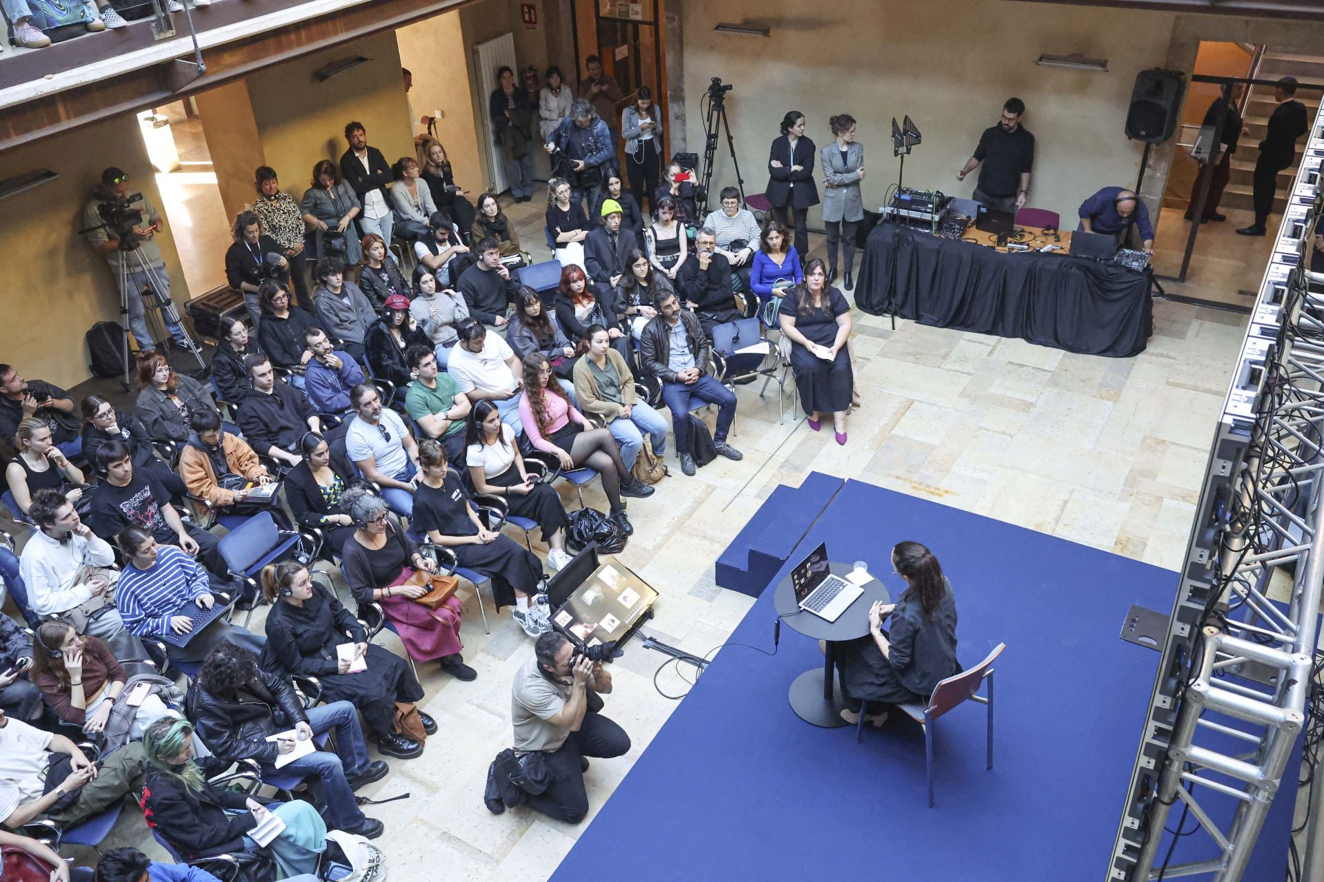 El encuentro de la Agencia Magnum con alumnos de la Escuela Superior de Arte del Principado, en imágenes