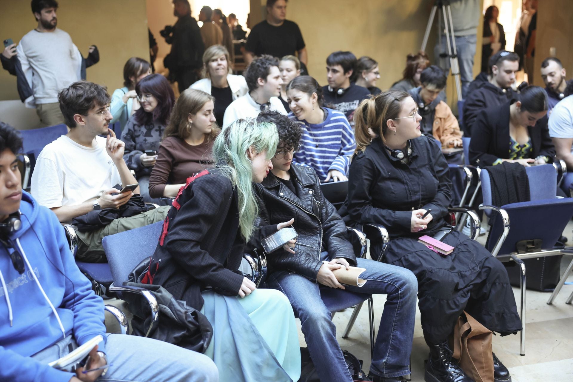 El encuentro de la Agencia Magnum con alumnos de la Escuela Superior de Arte del Principado, en imágenes