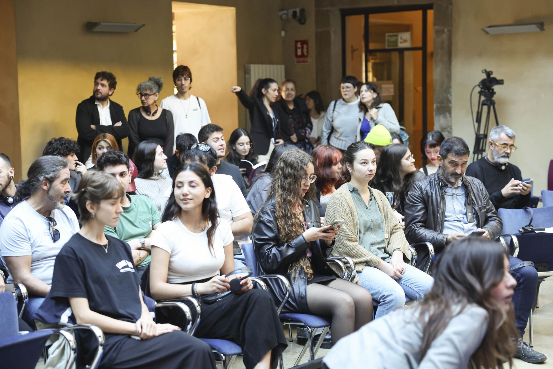 El encuentro de la Agencia Magnum con alumnos de la Escuela Superior de Arte del Principado, en imágenes