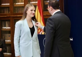 La Princesa Leonor recibe la Medalla de Asturias de manos del presidente regional, Adrián Barbón.