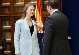 En la foto, la Princesa Leonor recibe la Medalla de Asturias de manos del presidente el Principado, Adrián Barbón. En el vídeo, la histórica jornada de la heredera.