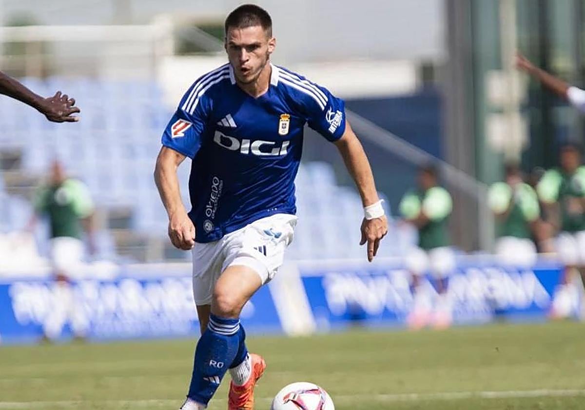 Paraschiv, en un partido con el Oviedo.