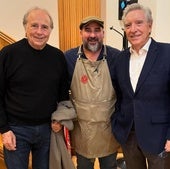 Partido del Barça y cena en Gijón: Serrat y Gabilondo continuaron su charla en una marisquería