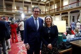 El presidente de CEOE, Antonio Garamendi, junto a la presidenta de Fade, María Calvo.