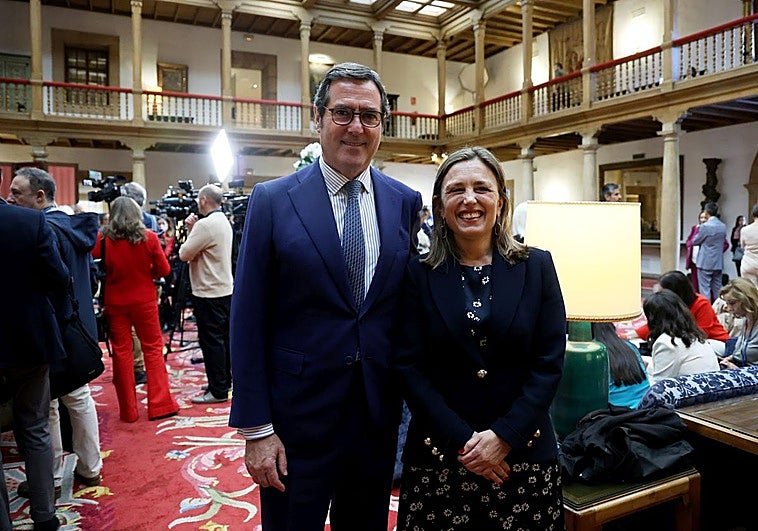El presidente de CEOE, Antonio Garamendi, junto a la presidenta de Fade, María Calvo.