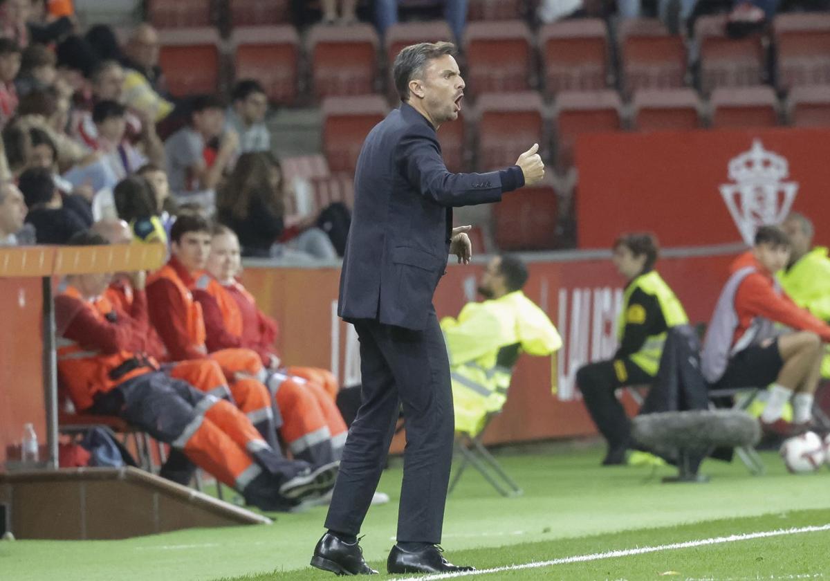 Rubén Albés, durante el partido en El Molinón que enfrentó al Sporting con el Huesca.