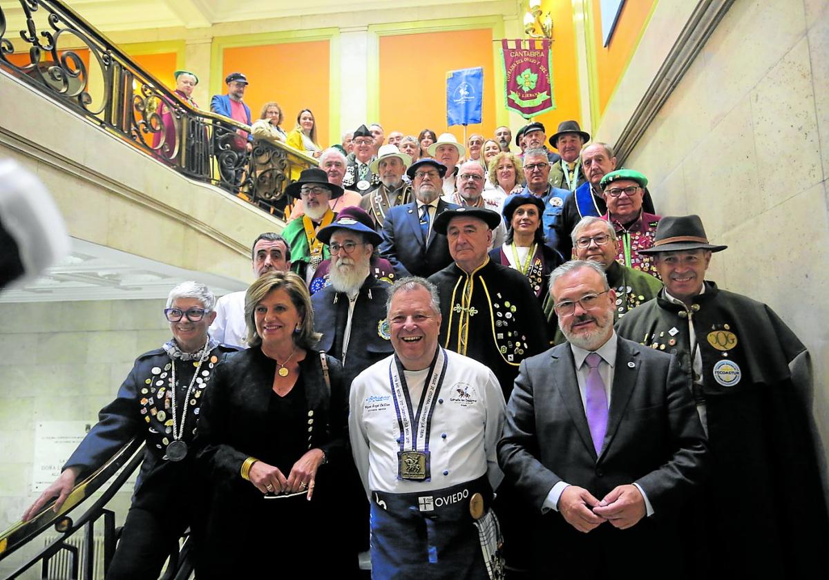 Conchita Méndez, Miguel Ángel de Dios y Alfredo Quintana con los representanes de las cofradías.