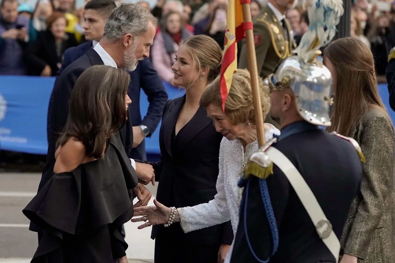 Los Reyes, la Princesa Leonor, la infanta Sofía y doña Sofía a su llegada al teatro