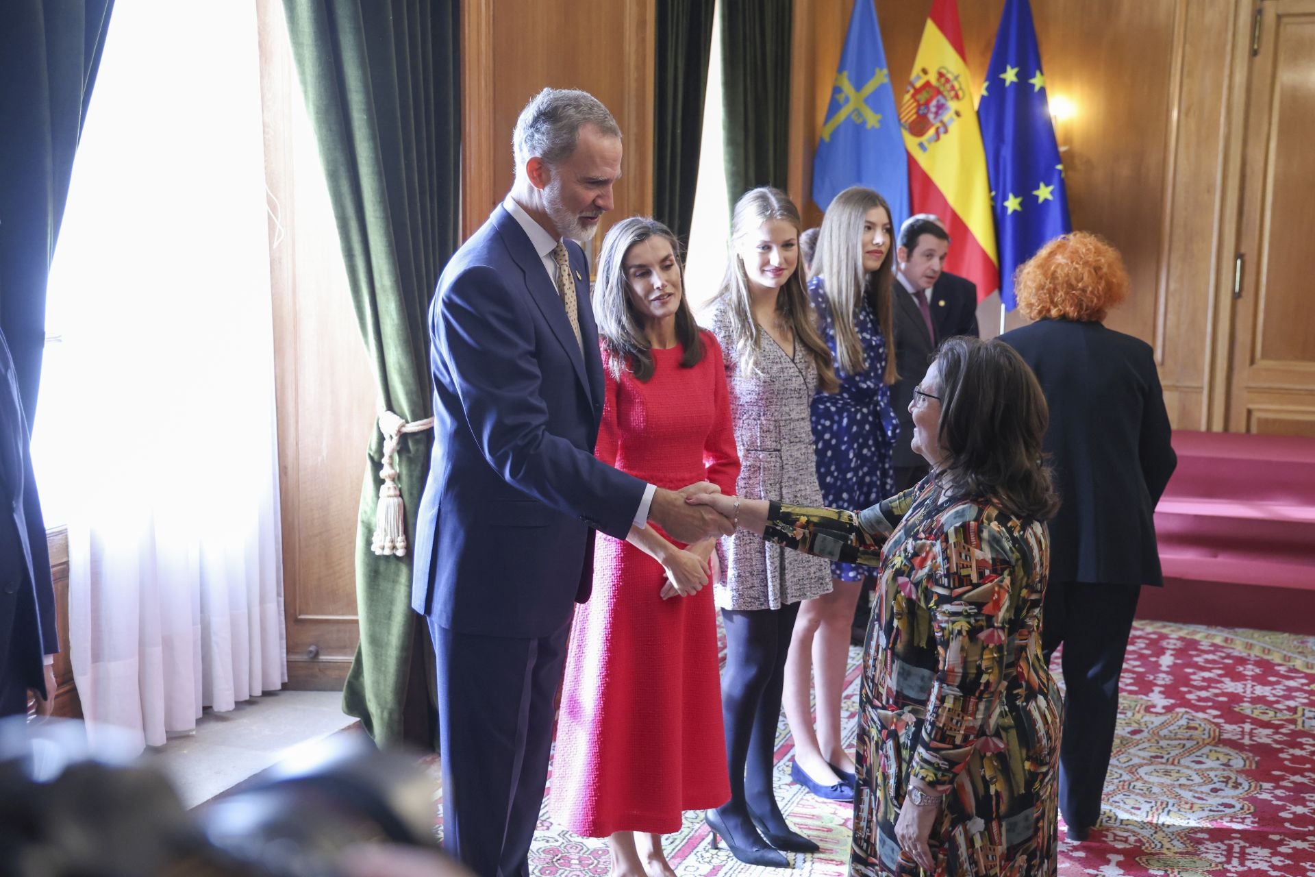 Sonrisas y cercanía: las imágenes de las audiencias de la Familia Real en el Reconquista