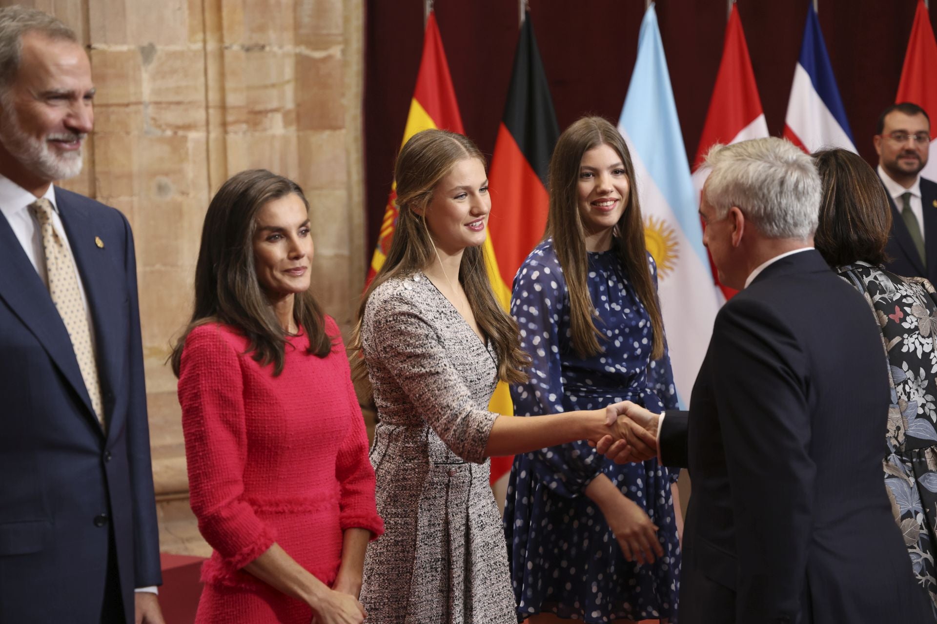 Sonrisas y cercanía: las imágenes de las audiencias de la Familia Real en el Reconquista