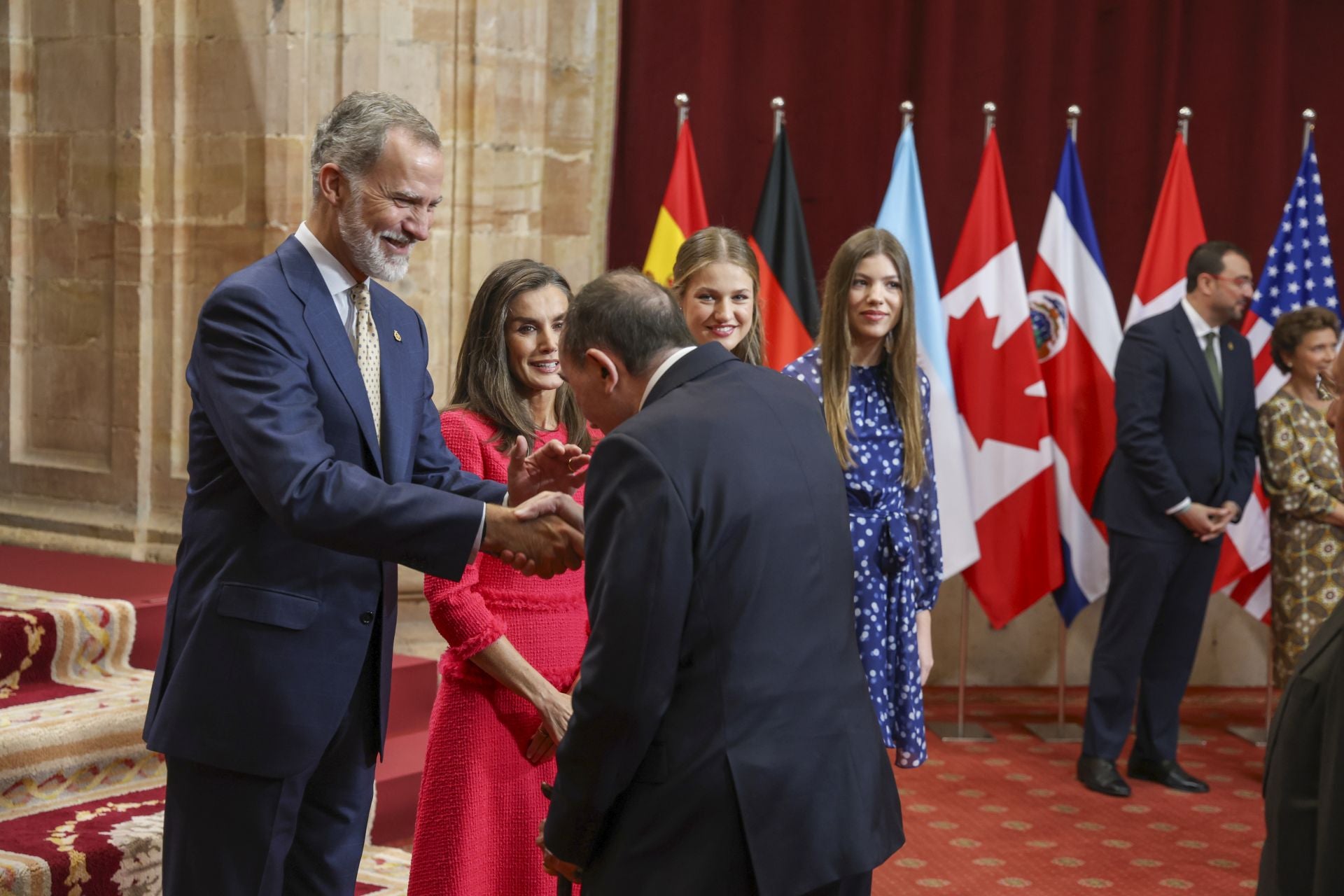 Sonrisas y cercanía: las imágenes de las audiencias de la Familia Real en el Reconquista