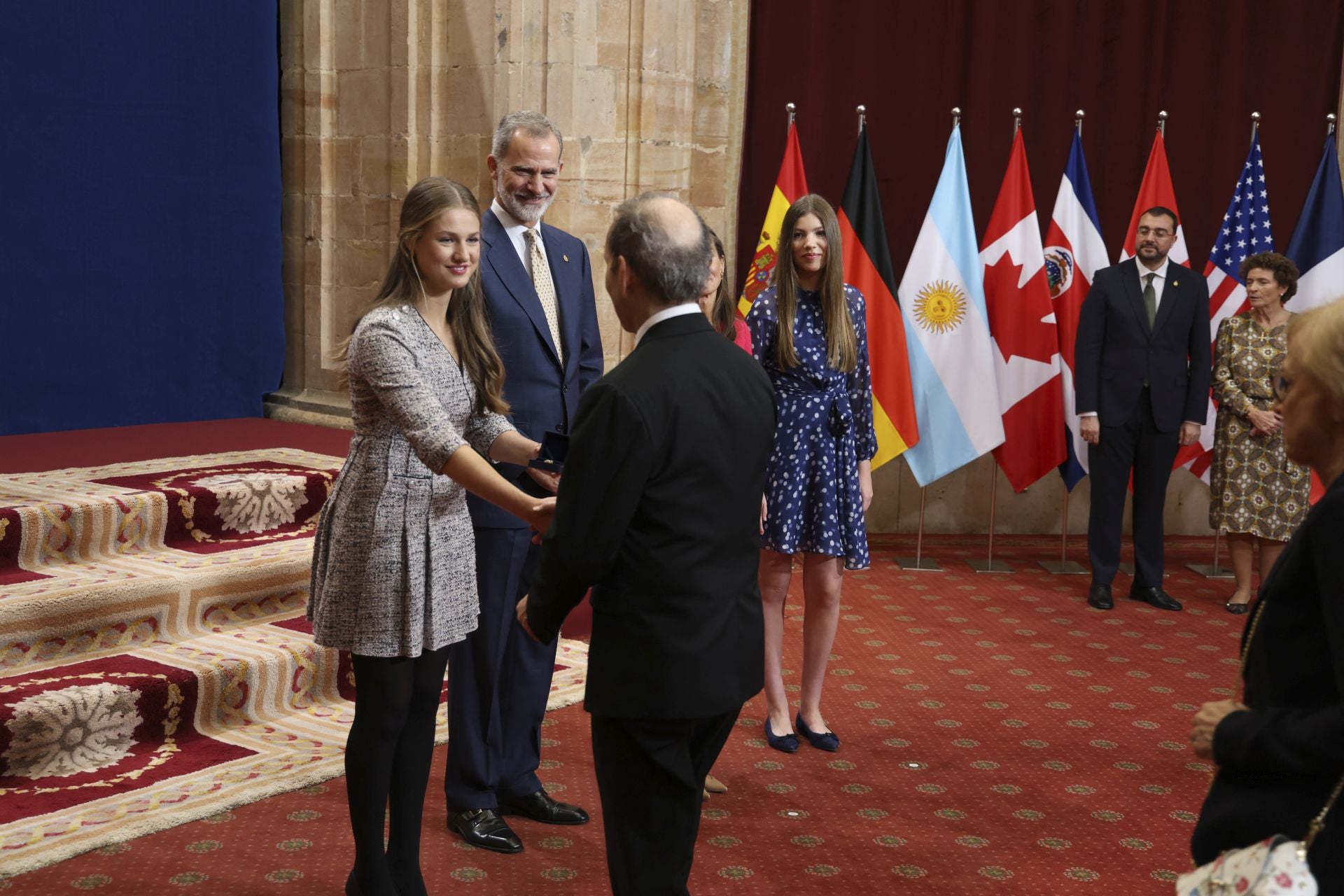 Sonrisas y cercanía: las imágenes de las audiencias de la Familia Real en el Reconquista