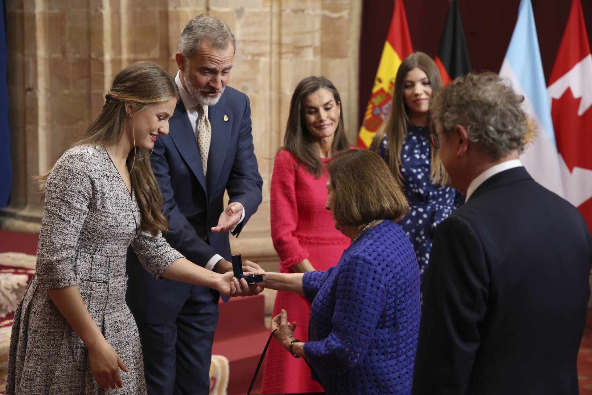 Sonrisas y cercanía: las imágenes de las audiencias de la Familia Real en el Reconquista