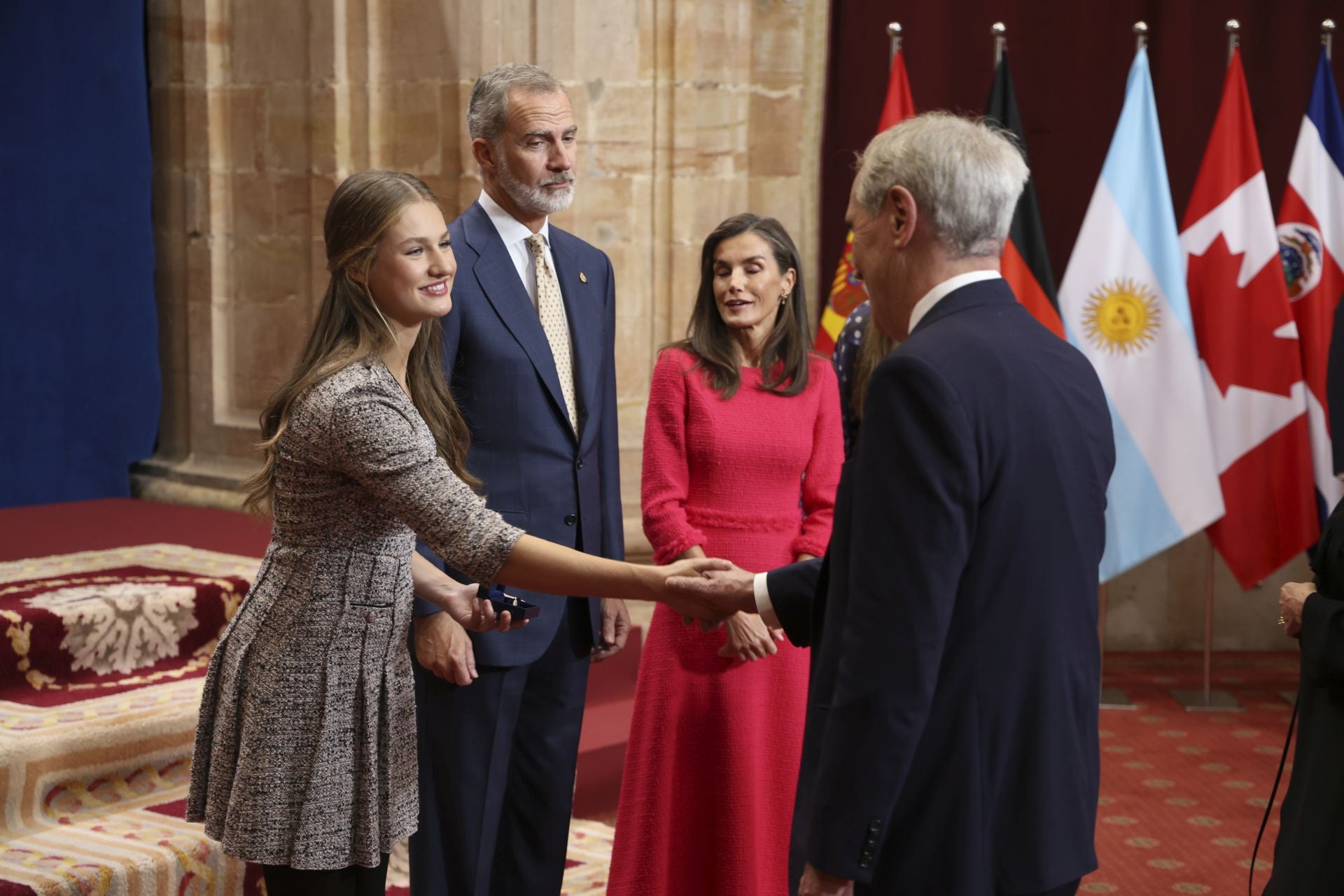Sonrisas y cercanía: las imágenes de las audiencias de la Familia Real en el Reconquista