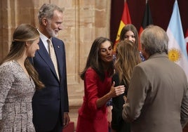 Sonrisas y cercanía: las imágenes de las audiencias de la Familia Real en el Reconquista