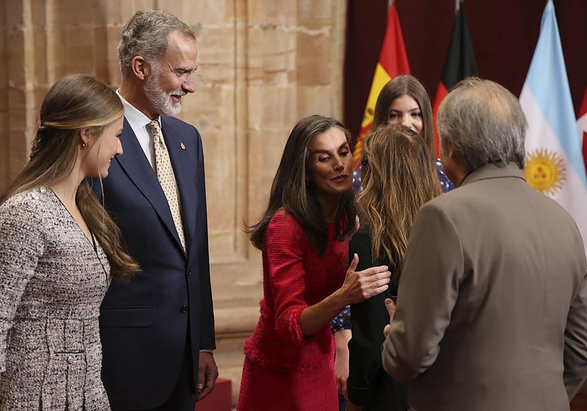 Sonrisas y cercanía: las imágenes de las audiencias de la Familia Real en el Reconquista