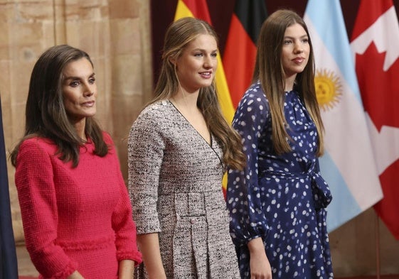 La Reina Letizia junto a sus hijas, la Princesa Leonor y la infanta Sofía, em la recepción en el Hotel de la Reconquista.