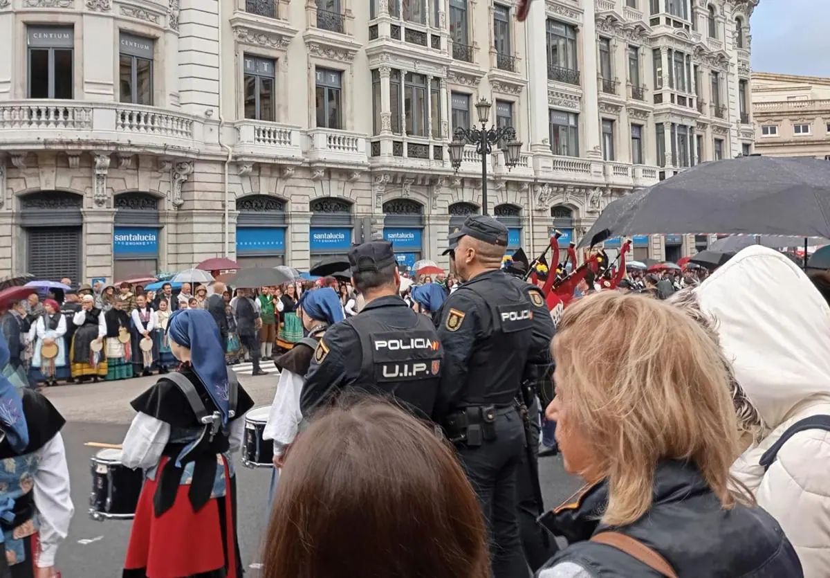 Gran expectación y mucha seguridad a las puertas del Campoamor