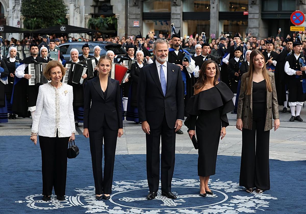 La Reina emérita, la Princesa Leonor, el Rey Felipe, la Reina Letizia y la Infanta Sofía.