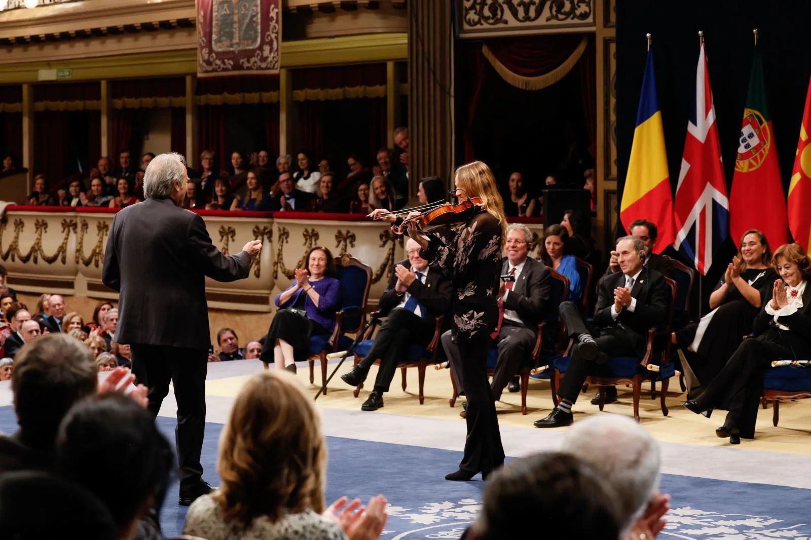 Serrat ha actuado durante la ceremonia