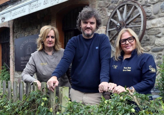 Maricarmen y Guillermo González y Paloma Medina, en el exterior de su restaurante.