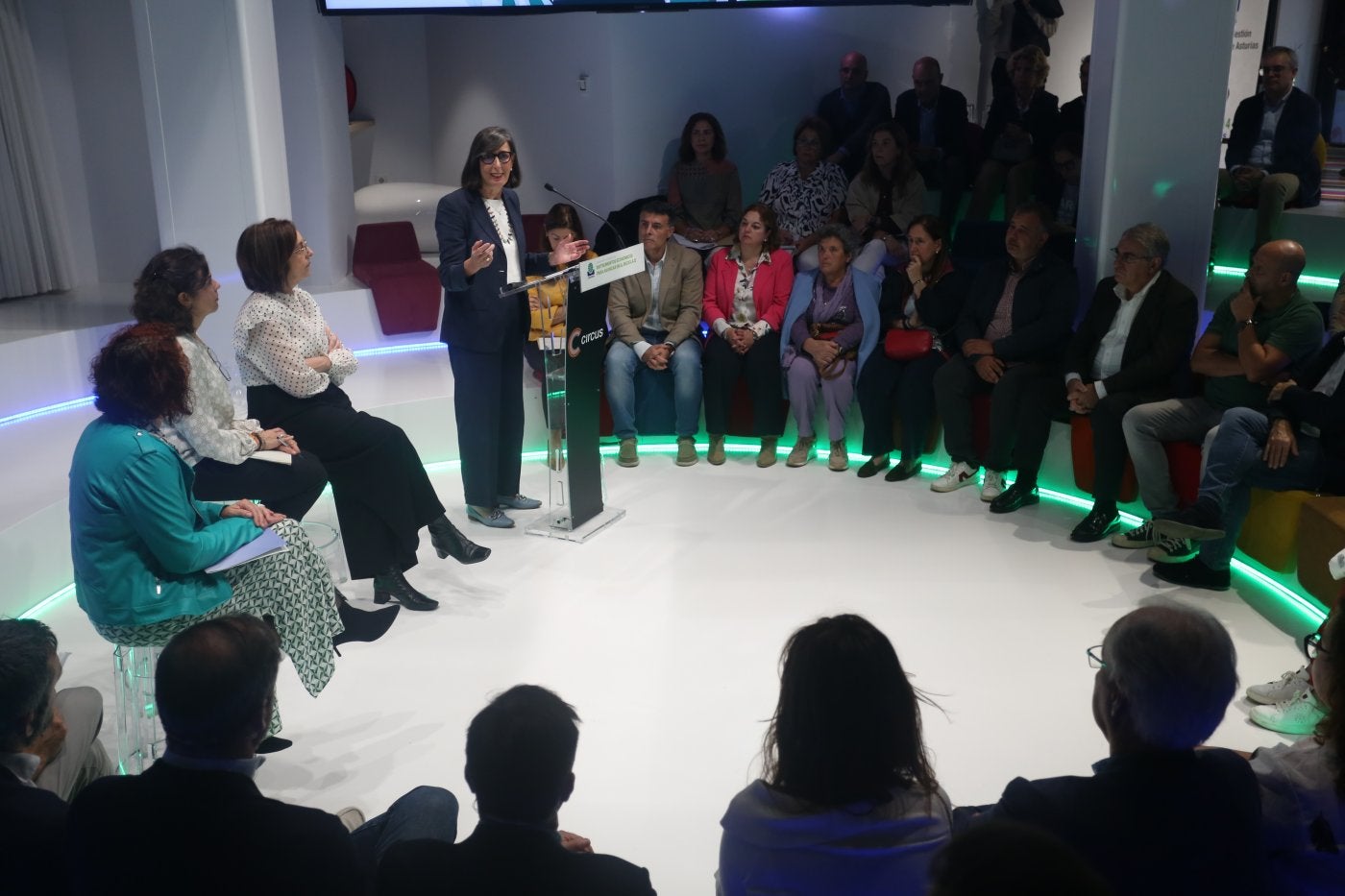 La consejera de Transición Ecológica, Nieves Roqueñí, presentando a la representante del ministerio, en el encuentro con los alcaldes, el pasado lunes 14.
