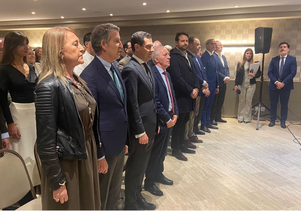 Feijóo, Moreno Bonilla, Manuel Quevedo, Álvaro Queipo, Carlos Paniceres, Pablo Junceda, Jacobo Cosmen y Mario Arias, durante la interpretación del Himno de Galicia y el de Asturias por la Banda de Gaitas de Oviedo.