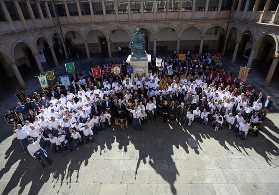 Cofradías de España, Portugal e Italia posaron este mediodía en el Edificio Histórico tras el XII Gran Capítulo del Desarme.