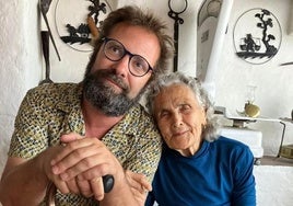 El director y documentalista portugués Tiago A Velhinha Pereira, con una de las voces de 'A cocinha portuguesa a gostar dela própria'.