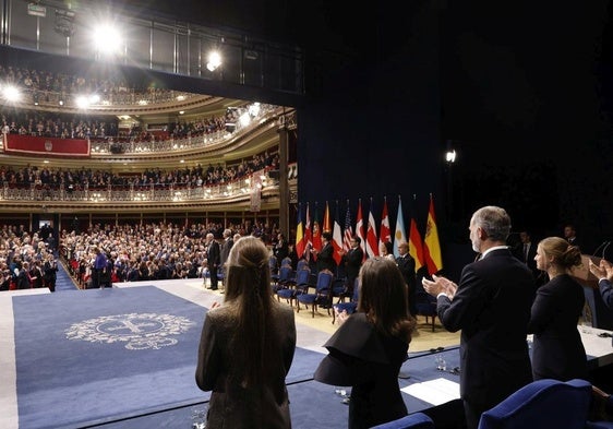 a Familia Real y el público del Teatro Campoamor recibieron entre aplausos a los premiados.