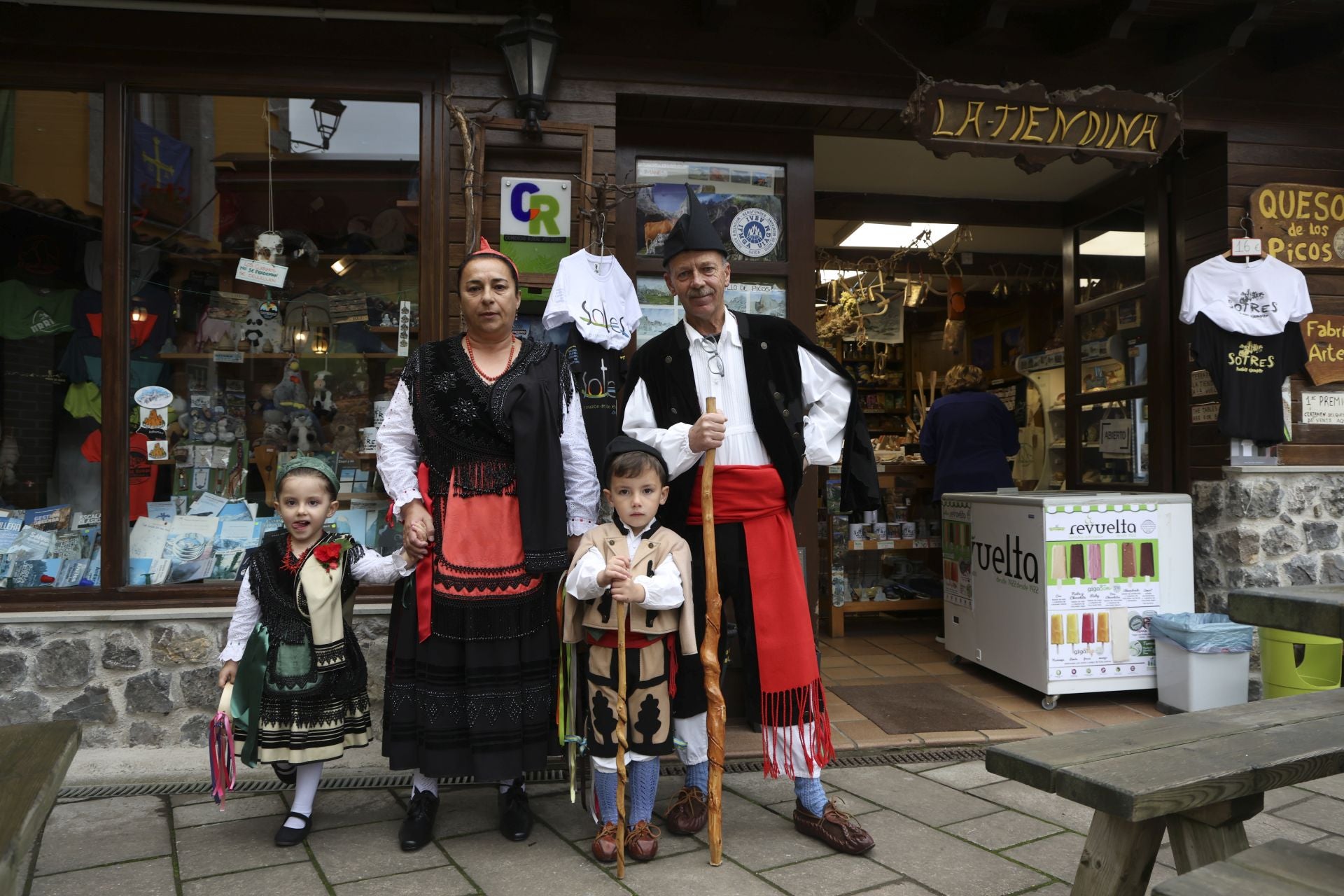 Sotres, pletórico: la visita real al Pueblo Ejemplar de Asturias, en imágenes