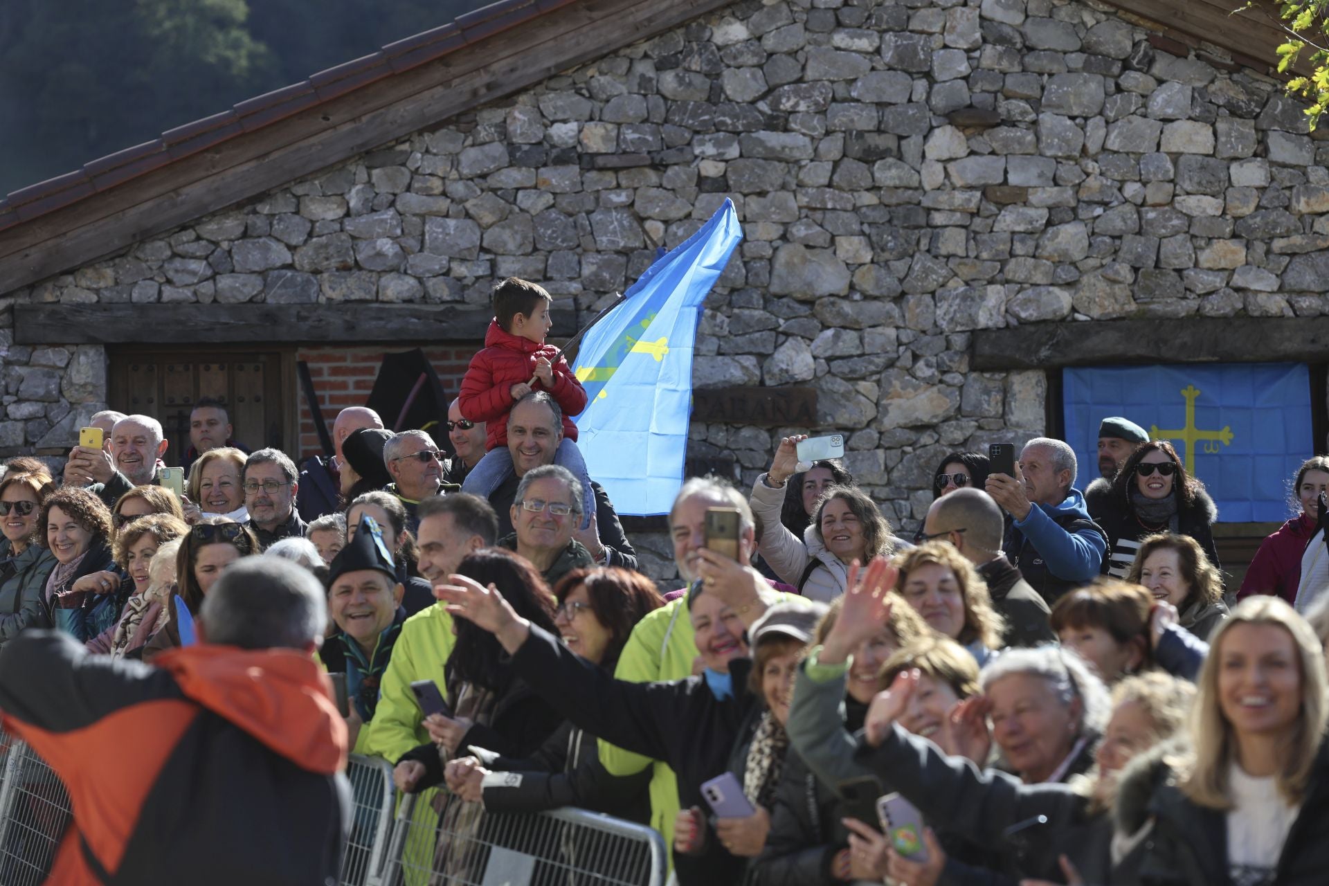 Sotres, pletórico: la visita real al Pueblo Ejemplar de Asturias, en imágenes