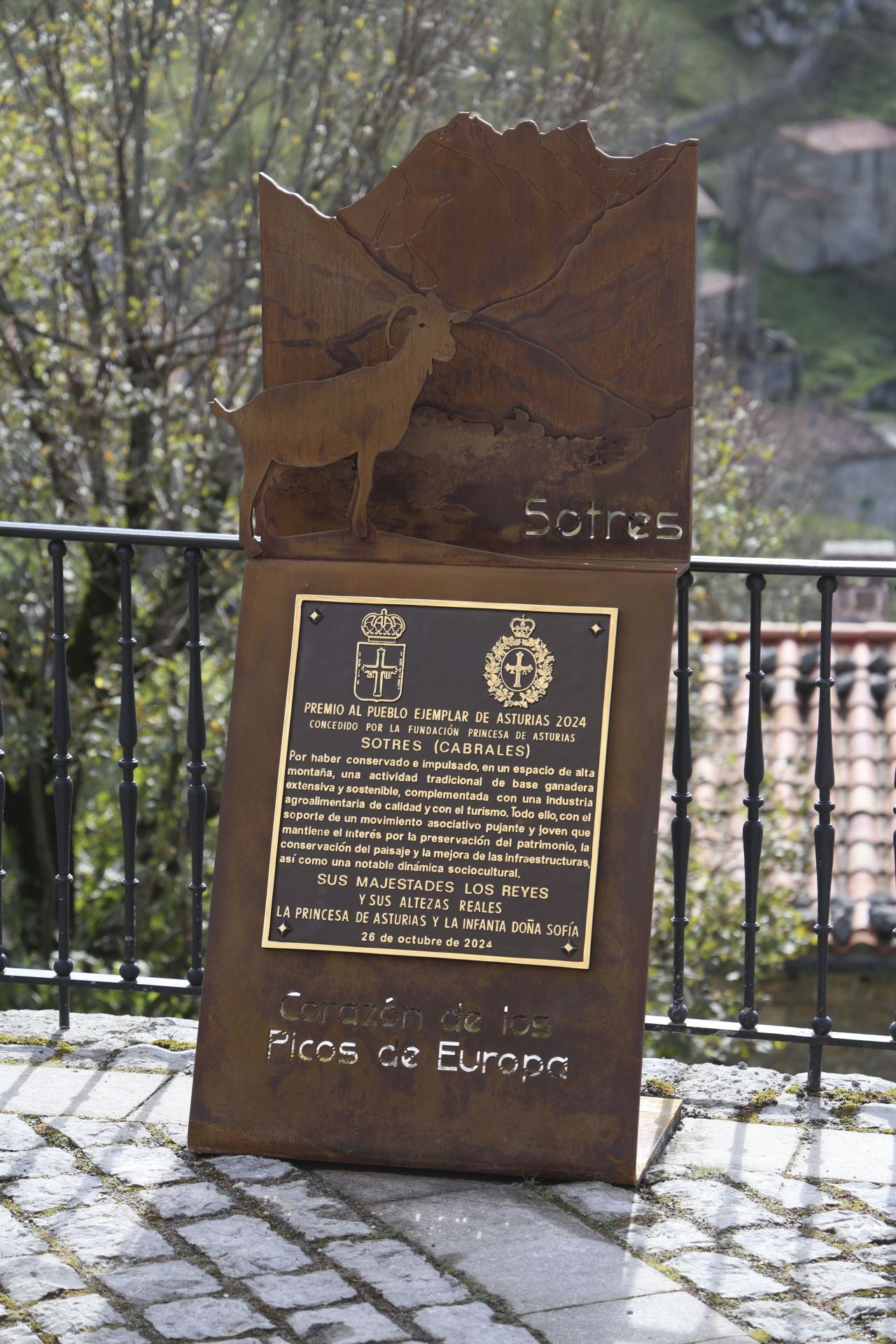 Sotres, pletórico: la visita real al Pueblo Ejemplar de Asturias, en imágenes