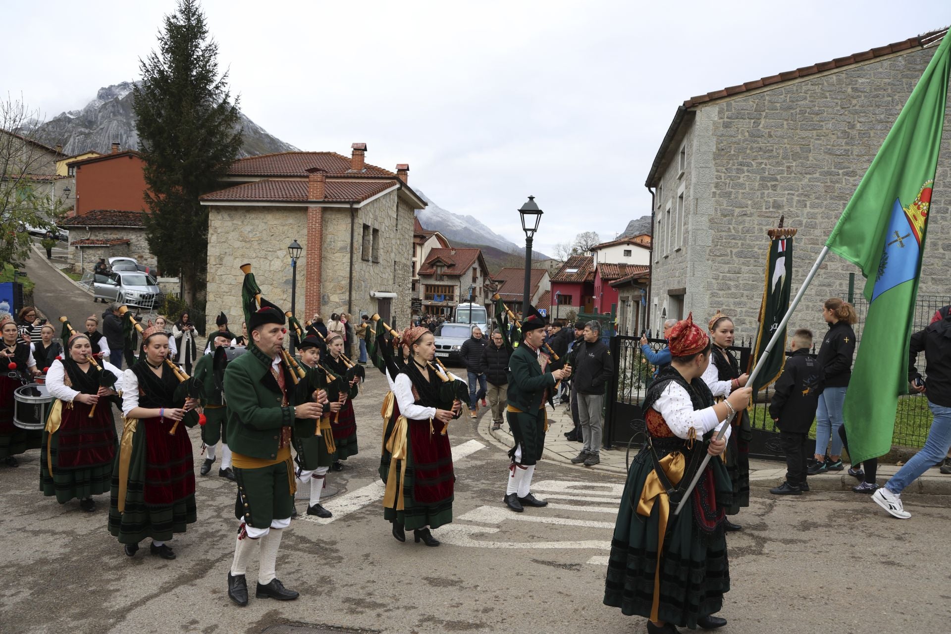 Sotres, pletórico: la visita real al Pueblo Ejemplar de Asturias, en imágenes