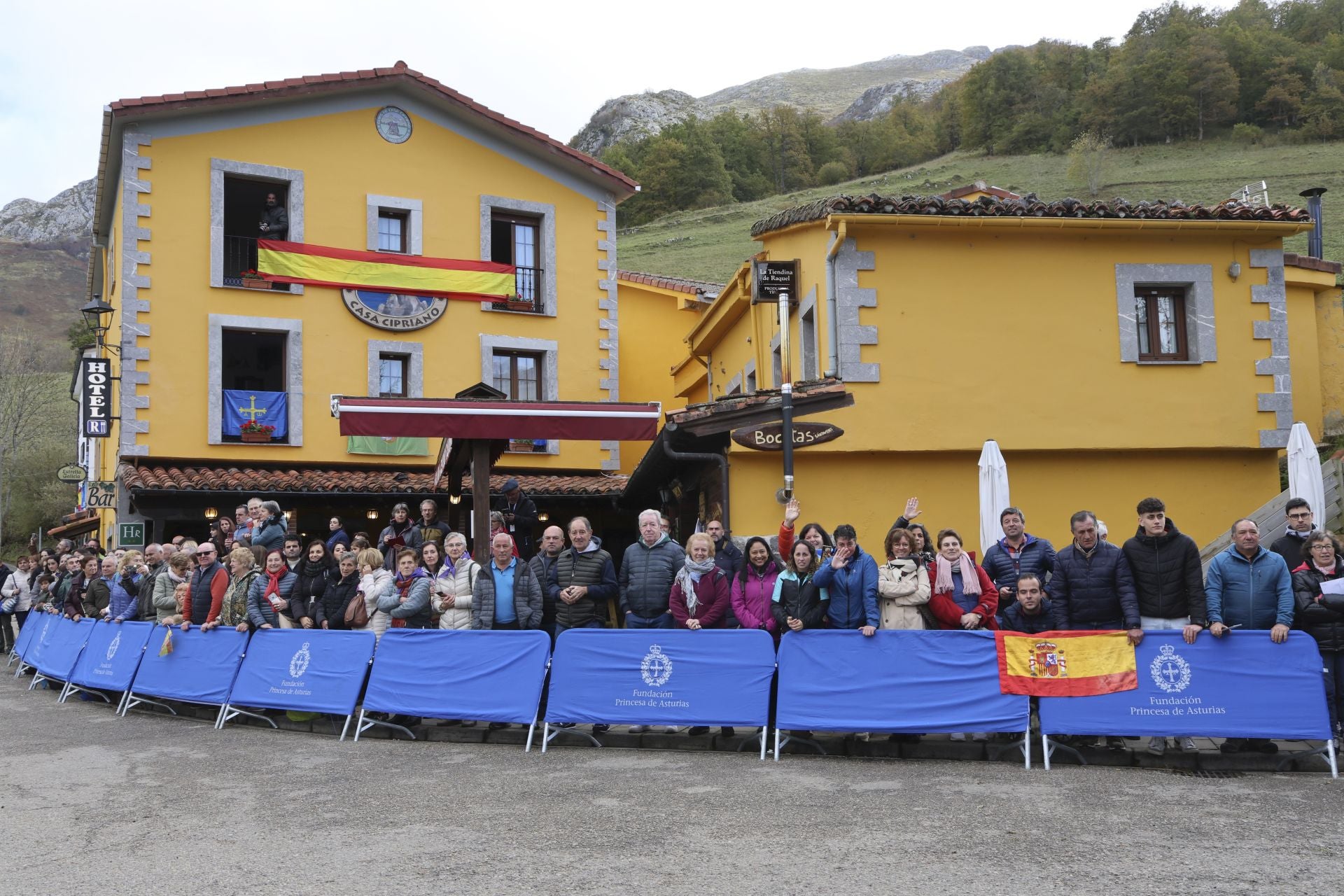 Sotres, pletórico: la visita real al Pueblo Ejemplar de Asturias, en imágenes