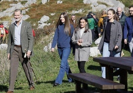 El Rey, con la Reina y sus hijas, en su visita a Sotres.