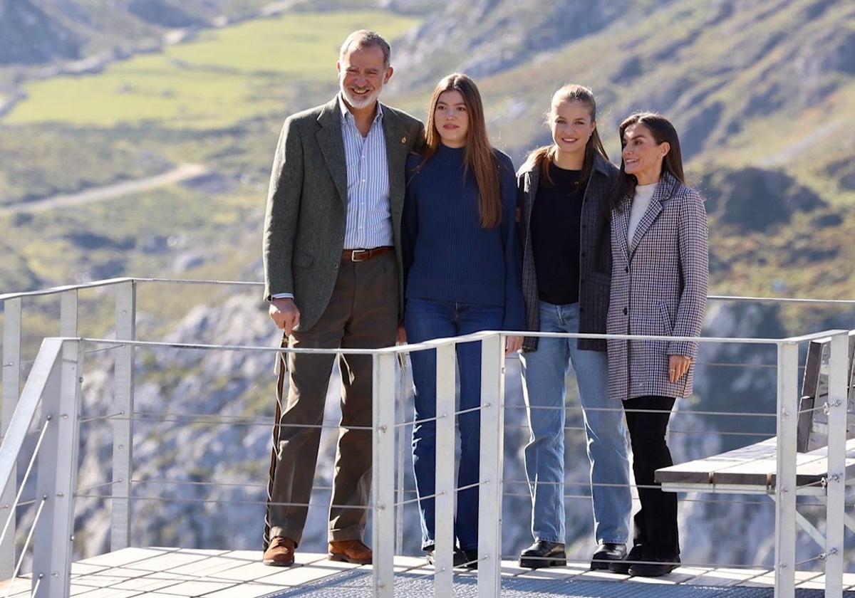 El Rey Felipe VI, la Infanta Sofía, su hermana, la Princesa Leonor y doña Letizia, en Sotres.