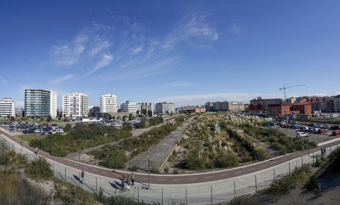 Terrenos liberados del Plan de Vías donde ahora el gobierno plantea 750 viviendas, 60.222 metros cuadrados de zonas verdes, y 17.185 metros cuadrados de espacios destinados a equipamientos dotacionales.