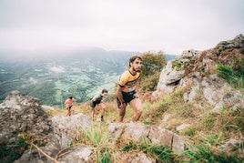 Varios corredores en plena ascensión, ayer, en el EdP Sobrescobio Skyrace.